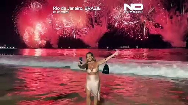 Η Κοπακαμπάνα φωτίζεται με πυροτεχνήματα καθώς εκατομμύρια γιορτάζουν την Πρωτοχρονιά στο Ρίο
