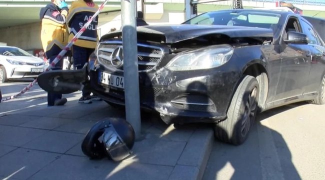 Ters yöne giren araç dehşet saçtı: Motosiklet sürücüsünü metrelerce sürükledi