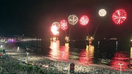 NO COMMENT: La playa de Copacabana se ilumina con fuegos artificiales para celebrar el Año Nuevo en Río