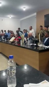 Prefeito eleito se recusa a tomar posse e gera confusão na Câmara de Vereadores; assista