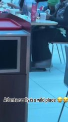 Mujer pasea a un hombre atado a una correa