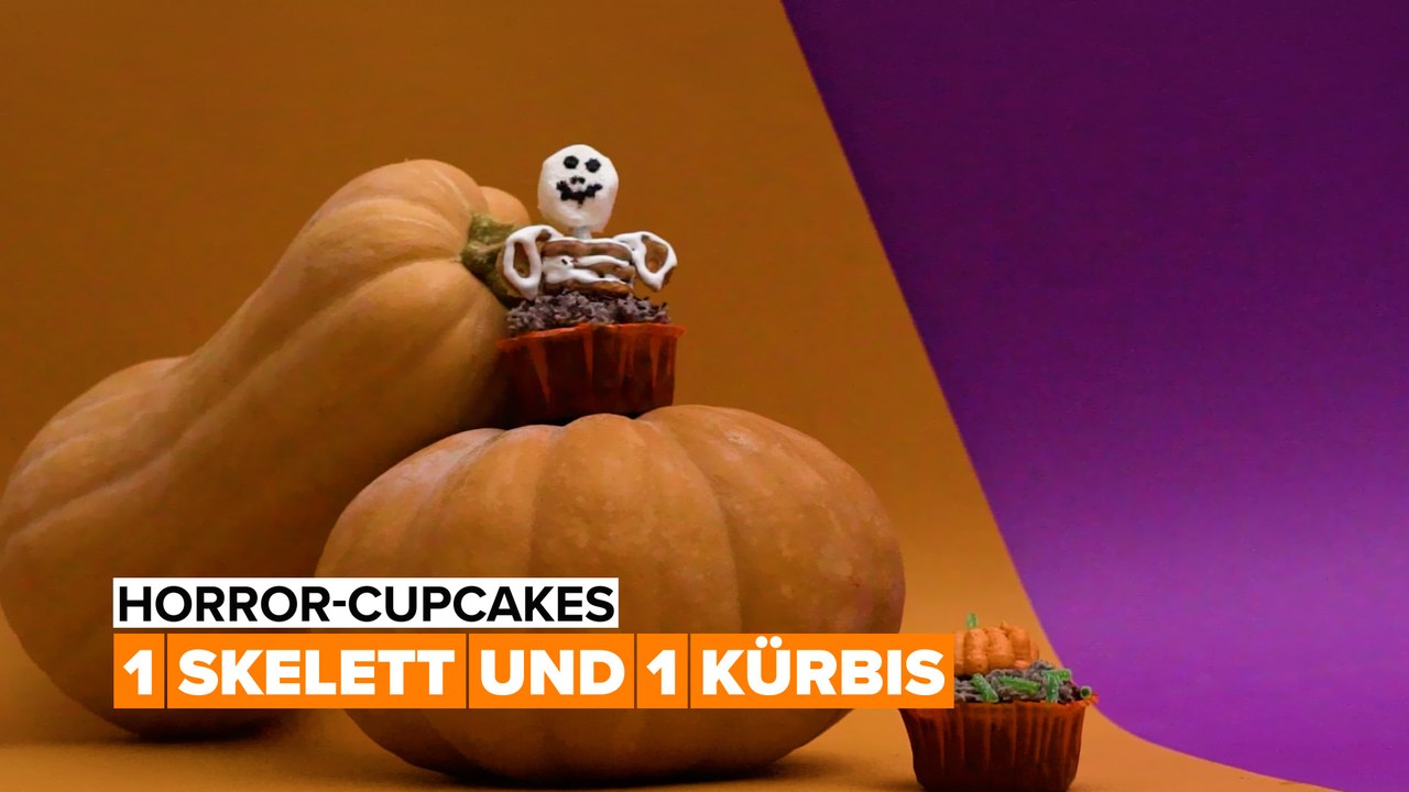 Horror-Cupcakes: ein Skelett und ein Kürbis