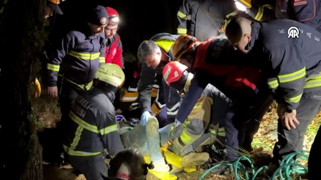 Define ararken kayanın altında sıkıştı, itfaiye kurtardı