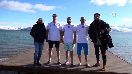 Doğaseverler dondurucu soğukta Van Gölü'nde yüzdü