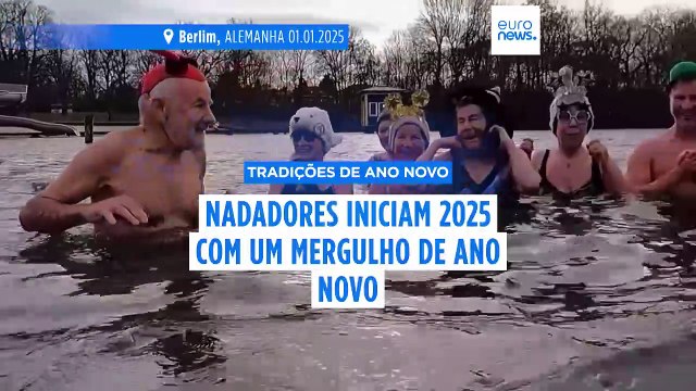 Banhistas corajosos enfrentam águas frias para o tradicional mergulho de Ano Novo