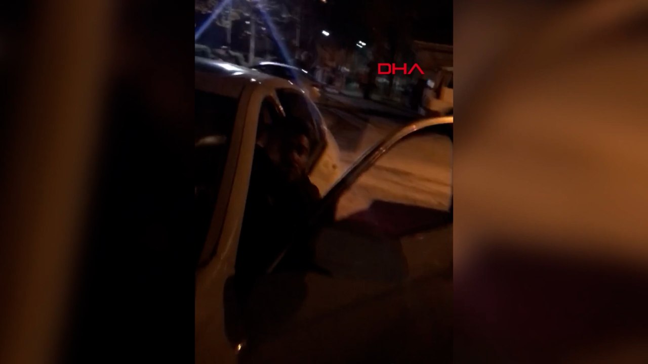 Motokurye kendisine çarpan sürücünün kaçmasını engellemeye çalıştı; o anlar kamerada