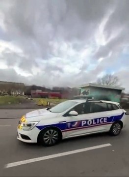 Un policier qui vise très bien... ça pique