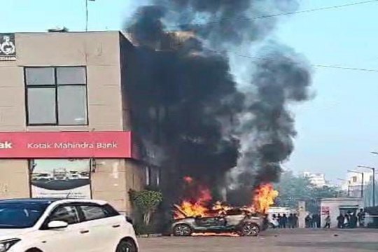 पार्किंग में खड़ी कार से अचानक उठीं आग की लपटें, तमाशबीन वीडियो बनाते रहे, Video में देखें Burning car