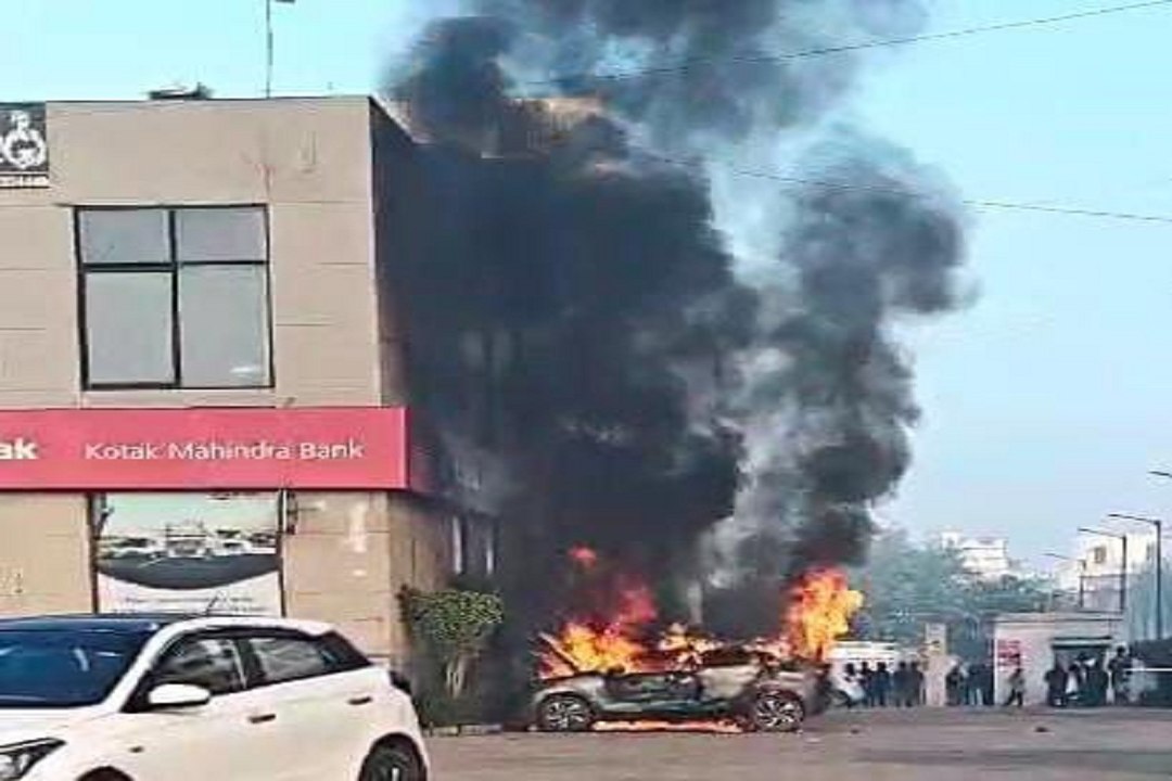 पार्किंग में खड़ी कार से अचानक उठीं आग की लपटें, तमाशबीन वीडियो बनाते रहे, Video में देखें Burning car