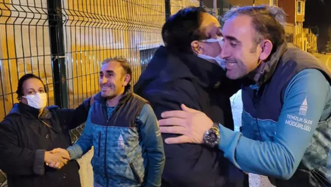 Beyoğlu’nda sokakta temizlik yaparken bulduğu altın dolu çantayı sahibine teslim etti