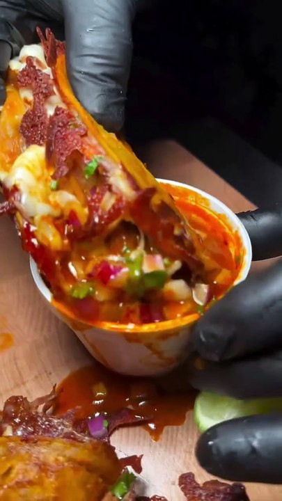 Follow for more ASMR videos🌮🍟 Credits: @burritobomba #mukbang #asmr #fastfood #asmreating