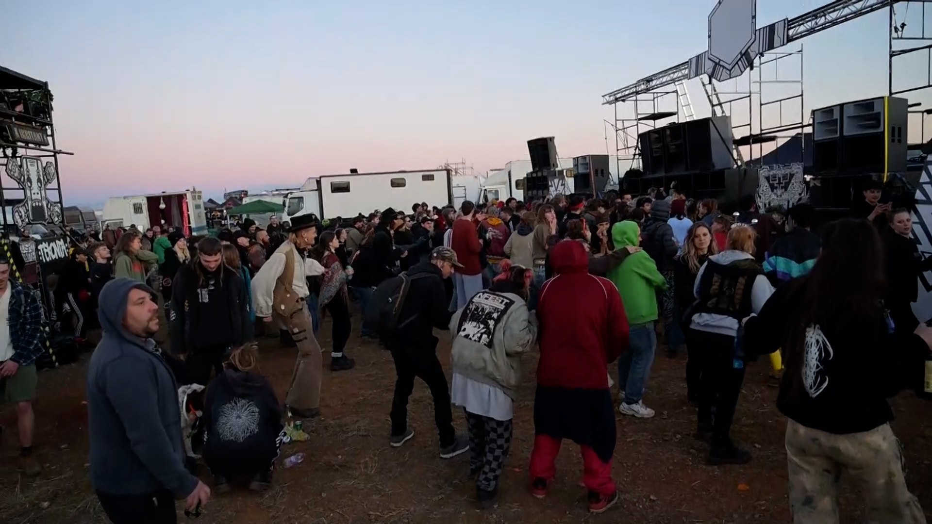 Una fiesta rave sin autorizaci�n, conocida como la "Big Fucking Party 2025", ha congregado a cientos de asistentes provenientes de diversas partes de Espa�a y Europa en un terreno ubicado en el pol�gono industrial cercano al aeropuerto de Ciudad Real.

Seg�n inform� Ricardo Chamorro, teniente de alcalde y concejal de Seguridad del Ayuntamiento de Ciudad Real, en declaraciones a EFE, esta fiesta ilegal no es la primera de su tipo. La edici�n pasada se celebr� en Fuente �lamo, Murcia, y la anterior en La Peza, Granada, donde se registr� la participaci�n de m�s de 8.000 personas.

El evento comenz� en la Nochevieja, cuando una gran cantidad de veh�culos colaps� la Autov�a A-43, que conecta Ciudad Real con Puertollano. Este caos en las v�as oblig� a las autoridades a emitir un comunicado a medianoche pidiendo a los conductores que evitaran circular por esta importante carretera.