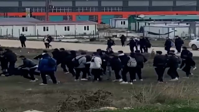 Lise öğrencilerinin tekmeli, yumruklu kavgası kamerada