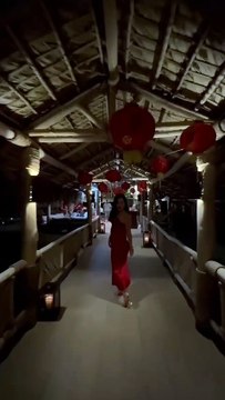 Prince Royce y Romeo Santos reciben el 2025 junto a sus parejas