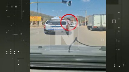 VIDEO: ¿Imprudencia? Dos niños eran llevados con ‘medio cuerpo’ fuera de dos vehículos