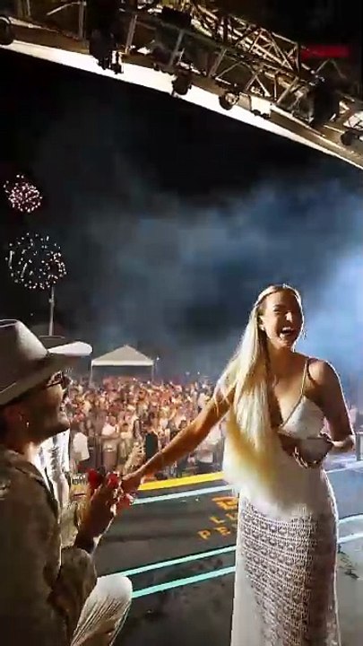 Luan Pereira pede namorada em casamento no meio do show da virada em Porto Belo