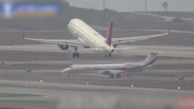 Une collision évitée de justesse entre deux avions à l’aéroport de Los Angeles