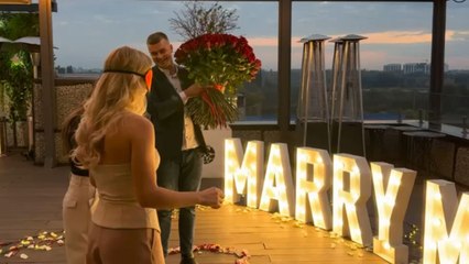 Man surprises love of his life with a proposal straight out of a romantic novel