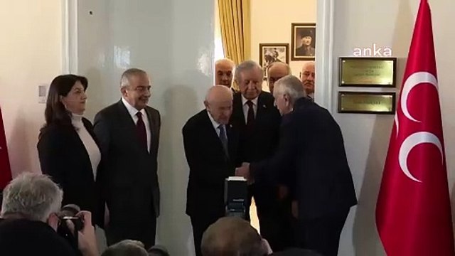 DEM Partili heyetin Devlet Bahçeli ile 40 dakika süren ziyaretinde Ahmet Türk, Bahçeli'ye kehribar tespih hediye etti