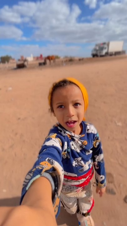 Amira Kanone, 7 ans, imite ses aînés avec des mises en scène pleines d’humour, aidée par son frère, Simo Kanone.