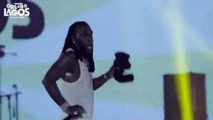 Burna Boy donne un coup de pied à un fan en plein concert et s'explique (VIDEO)