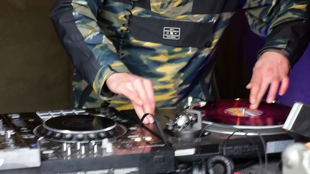 Policía cifra en 5.000 los asistentes a la rave que se celebra en el aeropuerto de Ciudad Real