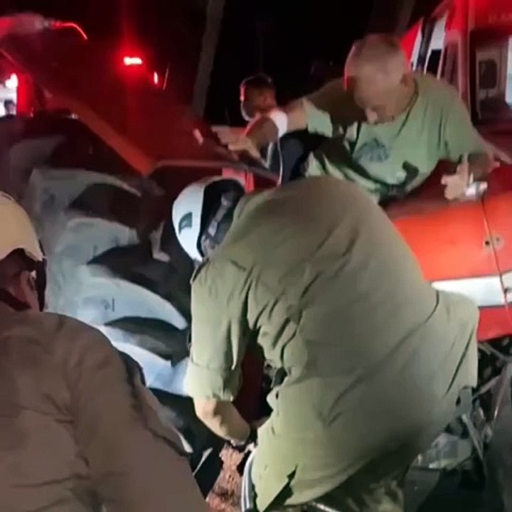 Motorista de trator fica preso às ferragens após veículo partir ao meio em acidente na CE-187