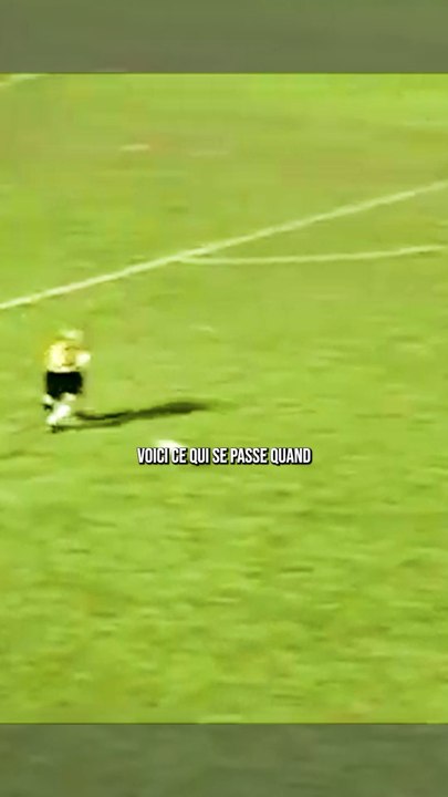 Quand un gardien se prend pour un attaquant et perd le ballon #sport #football