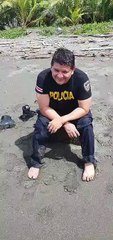Policia salva niños en playa zancudo
