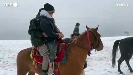 Afghanistan, la prima neve dell'anno imbianca Kabul e dintorni