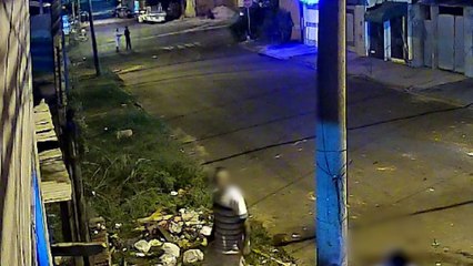 Homem morre baleado no meio da rua; veja o momento do crime
