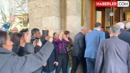 Sırrı Süreyya Önder'in elinde dikkat çeken dosya