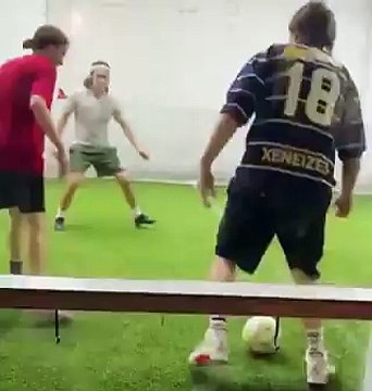 Julian Casablancas, líder de The Strokes, lució una camiseta de Boca Juniors en un partido de fútbol. (Video: @porqueTTarg)