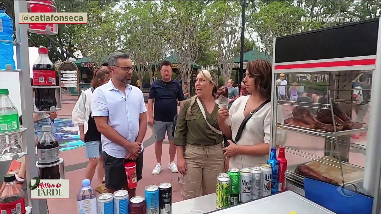 Catia Fonseca experimenta coxa de peru; veja reação