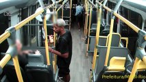 Bandidos armados fazem arrastão em BRT na Barra; homem leva coronhada