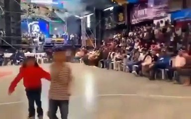 VIDEO: Más de 50 heridos al derrumbarse una gradería durante el Año Nuevo