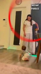 Cette maman passe l’aspirateur puis voit son enfant faire ses premiers pas