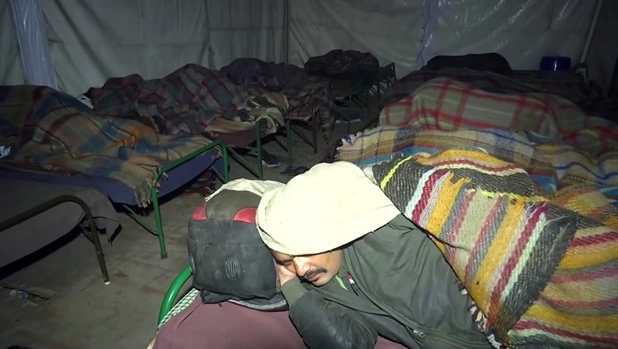 Hn_Ani_Delhi_People_Take_Refuge_In_Night_23-32-49