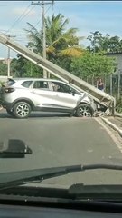Vídeo! Carro colide frontalmente com poste em bairro de Salvador; assista