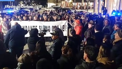 Presidio di solidariet? per il carabiniere che ha ucciso Sitta: il video