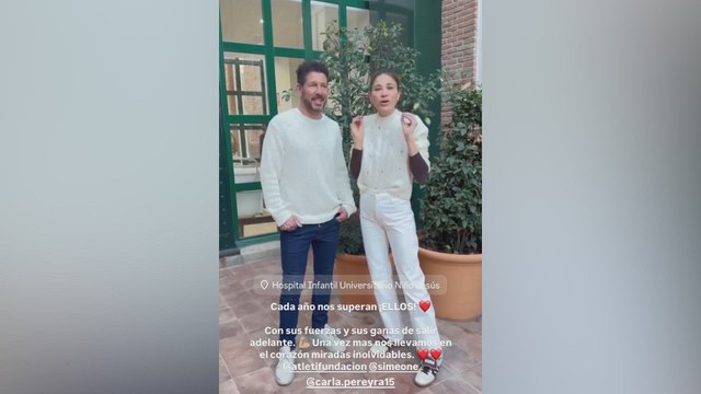 Simeone y su mujer reparten regalos a niños enfermos en el Hospital Niño Jesús