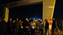 Hatay’da konteynerda kalan öğretmenler, elektrik kesintisini protesto etti