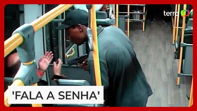 Criminosos pedem senha de celular para passageiros durante arrastão no Rio