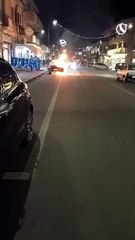 Tanta paura a Siderno, Suv in fiamme al semaforo: i vigili del fuoco evitano conseguenze