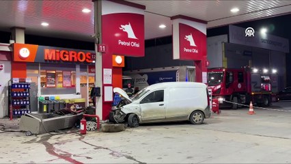 Gebze'de hafif ticari araç akaryakıt pompasına çarptı: 2 yaralı