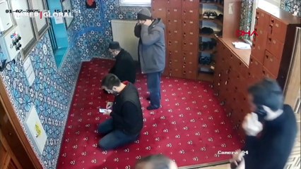 Beyoğlu'nda akıl almaz olay: Namaz kılıyor gibi yaparak ayakkabı çaldı