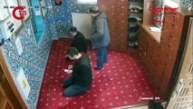 İstanbul-Beyoğlu’nda camide namaz kılıyor gibi yapıp ayakkabı çaldı