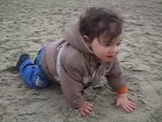 Soso découvre le sable