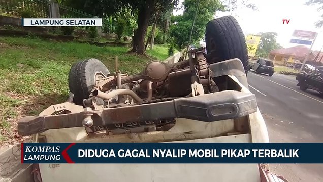 Diduga Gagal Nyalip Mobil Pikap Terbalik