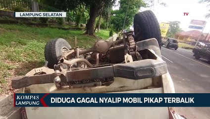 Diduga Gagal Nyalip Mobil Pikap Terbalik